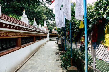 Katmandu Nepal 23 Ağustos 2018 akşam Kathmandu Swayambhunath alanında maymun Tapınağı'nda Tibet ibadet tekerlerimi görünümünü