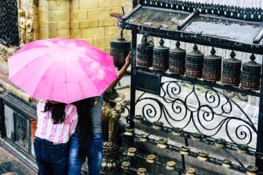 Katmandu Nepal 23 Ağustos 2018 akşam Kathmandu Swayambhunath alanında maymun Tapınağı'nda Tibet ibadet tekerlerimi görünümünü