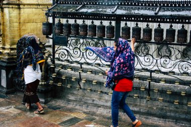 Katmandu Nepal 23 Ağustos 2018 akşam Kathmandu Swayambhunath alanında maymun Tapınağı'nda Tibet ibadet tekerlerimi görünümünü