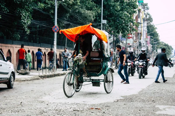 Katmandú Nepal Agosto 2018 Vista Gente Nepalí Desconocida Conduciendo Touk —  Fotos de Stock