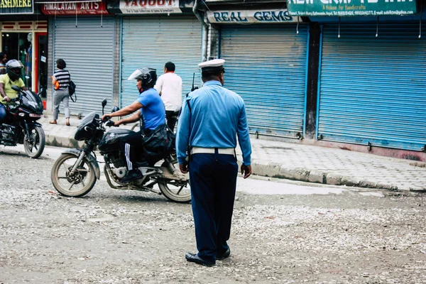 Kathmandu Nepal August 2018 View Unknown Nepali Police Officer Walking — Stock Photo, Image
