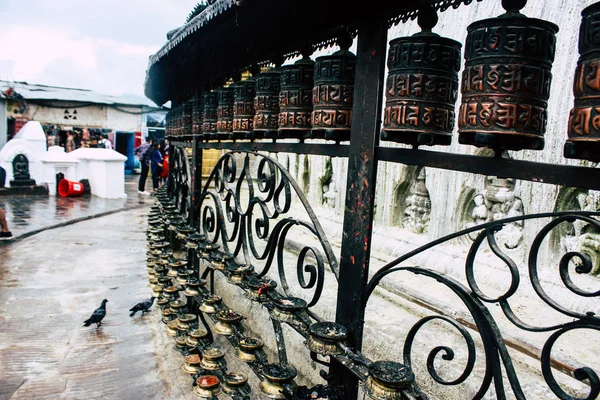 Katmandu Nepal 23 Ağustos 2018 akşam Kathmandu Swayambhunath alanında maymun Tapınağı'nda Tibet ibadet tekerlerimi görünümünü