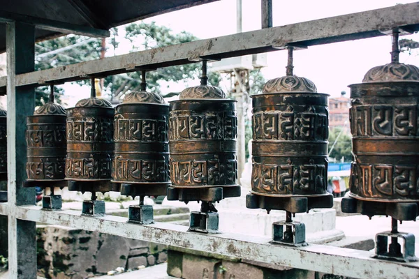 Katmandu Nepal 23 Ağustos 2018 akşam Kathmandu Swayambhunath alanında maymun Tapınağı'nda Tibet ibadet tekerlerimi görünümünü