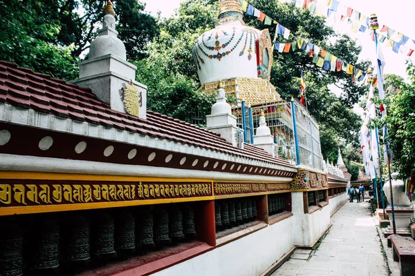 Katmandu Nepal 23 Ağustos 2018 akşam Kathmandu Swayambhunath alanında maymun Tapınağı'nda Tibet ibadet tekerlerimi görünümünü