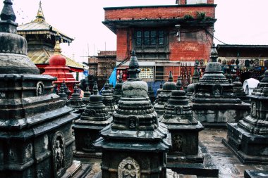 Katmandu Nepal 23 Ağustos 2018 siyah stupa görünümünü akşam Kathmandu maymun Tapınağı Swayambhunath alanının üst kısmında bulunan