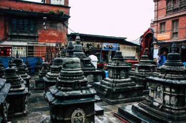 Katmandu Nepal 23 Ağustos 2018 siyah stupa görünümünü akşam Kathmandu maymun Tapınağı Swayambhunath alanının üst kısmında bulunan