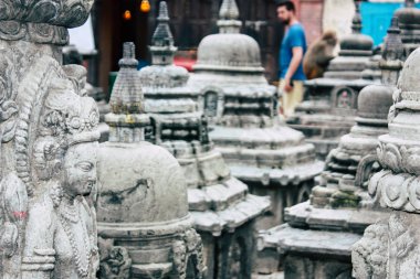 Katmandu Nepal 23 Ağustos 2018 siyah stupa görünümünü akşam Kathmandu maymun Tapınağı Swayambhunath alanının üst kısmında bulunan