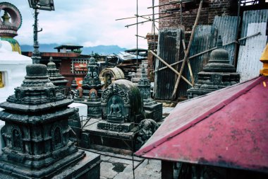 Katmandu Nepal 23 Ağustos 2018 siyah stupa görünümünü akşam Kathmandu maymun Tapınağı Swayambhunath alanının üst kısmında bulunan