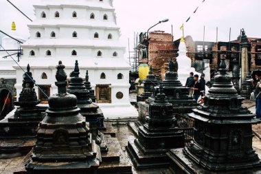 Katmandu Nepal 23 Ağustos 2018 siyah stupa görünümünü akşam Kathmandu maymun Tapınağı Swayambhunath alanının üst kısmında bulunan