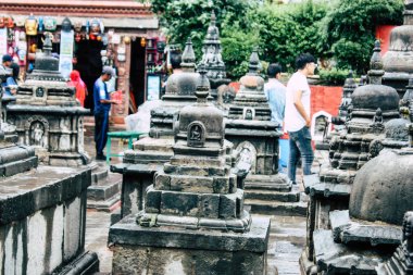 Katmandu Nepal 23 Ağustos 2018 siyah stupa görünümünü akşam Kathmandu maymun Tapınağı Swayambhunath alanının üst kısmında bulunan