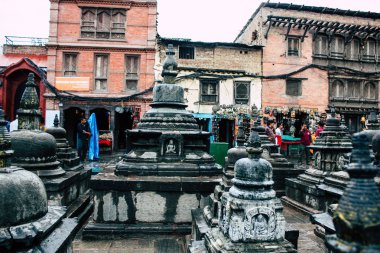 Katmandu Nepal 23 Ağustos 2018 siyah stupa görünümünü akşam Kathmandu maymun Tapınağı Swayambhunath alanının üst kısmında bulunan