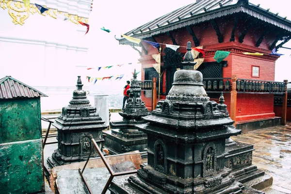ネパール カトマンズ 2018 日夕方カトマンズのモンキー寺院スワヤンブナート領域の上部にある黒仏舎利塔のビュー — ストック写真