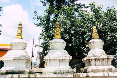 Katmandu Nepal 23 Ağustos 2018 beyaz stupa görünümünü bulunan Katmandu maymun Tapınağı Swayambhunath alanında botton, akşam