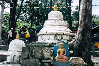 Katmandu Nepal 23 Ağustos 2018 beyaz stupa görünümünü bulunan Katmandu maymun Tapınağı Swayambhunath alanında botton, akşam