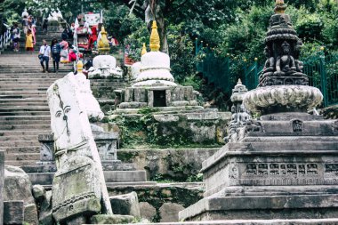 Katmandu Nepal 23 Ağustos 2018 beyaz stupa görünümünü bulunan Katmandu maymun Tapınağı Swayambhunath alanında botton, akşam
