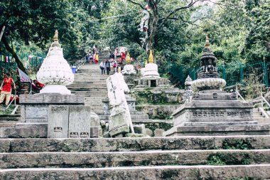 Katmandu Nepal 23 Ağustos 2018 beyaz stupa görünümünü bulunan Katmandu maymun Tapınağı Swayambhunath alanında botton, akşam