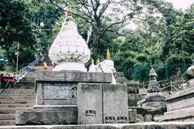 Katmandu Nepal 23 Ağustos 2018 beyaz stupa görünümünü bulunan Katmandu maymun Tapınağı Swayambhunath alanında botton, akşam