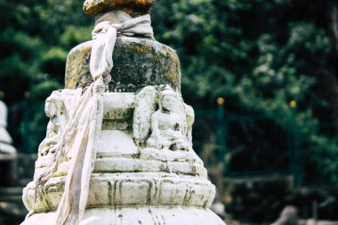 Katmandu Nepal 23 Ağustos 2018 beyaz stupa görünümünü bulunan Katmandu maymun Tapınağı Swayambhunath alanında botton, akşam