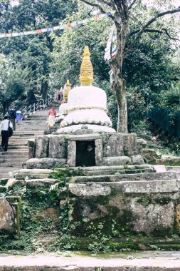 Katmandu Nepal 23 Ağustos 2018 beyaz stupa görünümünü bulunan Katmandu maymun Tapınağı Swayambhunath alanında botton, akşam