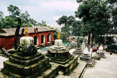 Katmandu Nepal 23 Ağustos 2018 beyaz stupa görünümünü bulunan Katmandu maymun Tapınağı Swayambhunath alanında botton, akşam