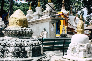 Katmandu Nepal 23 Ağustos 2018 beyaz stupa görünümünü bulunan Katmandu maymun Tapınağı Swayambhunath alanında botton, akşam