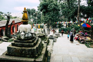 Katmandu Nepal 23 Ağustos 2018 beyaz stupa görünümünü bulunan Katmandu maymun Tapınağı Swayambhunath alanında botton, akşam