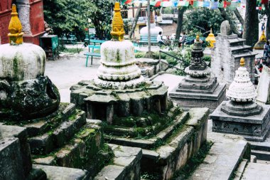 Katmandu Nepal 23 Ağustos 2018 beyaz stupa görünümünü bulunan Katmandu maymun Tapınağı Swayambhunath alanında botton, akşam