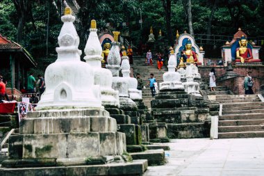 Katmandu Nepal 23 Ağustos 2018 beyaz stupa görünümünü bulunan Katmandu maymun Tapınağı Swayambhunath alanında botton, akşam