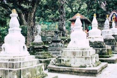 Katmandu Nepal 23 Ağustos 2018 beyaz stupa görünümünü bulunan Katmandu maymun Tapınağı Swayambhunath alanında botton, akşam