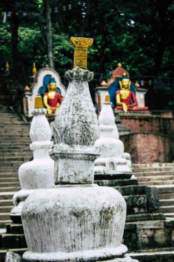 Katmandu Nepal 23 Ağustos 2018 beyaz stupa görünümünü bulunan Katmandu maymun Tapınağı Swayambhunath alanında botton, akşam