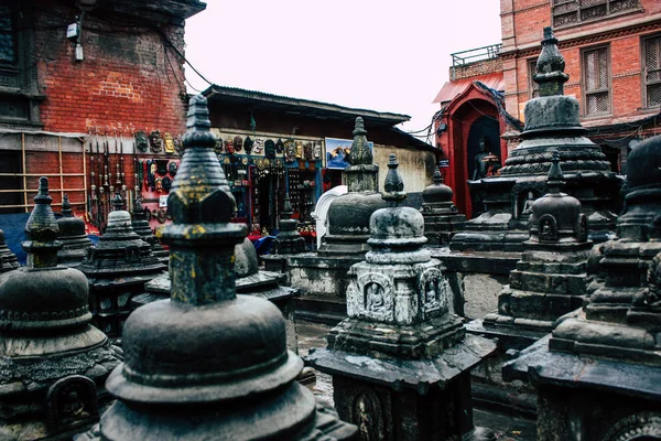 ネパール カトマンズ 2018 日夕方カトマンズのモンキー寺院スワヤンブナート領域の上部にある黒仏舎利塔のビュー — ストック写真