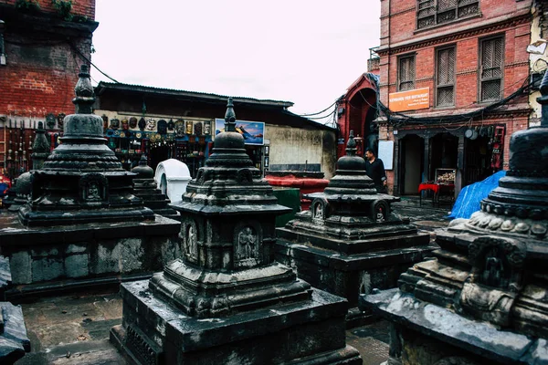 加德满都尼泊尔2018年8月23日位于加德满都猴庙 Swayambhunath 区顶部的黑佛塔景观 — 图库照片