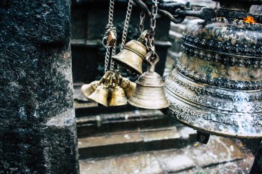 Katmandu Nepal 23 Ağustos 2018 akşam Kathmandu Swayambhunath alanında maymun Tapınağı'nda kutsal bir çan görünümünü