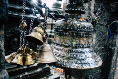 Katmandu Nepal 23 Ağustos 2018 akşam Kathmandu Swayambhunath alanında maymun Tapınağı'nda kutsal bir çan görünümünü