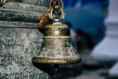 Katmandu Nepal 23 Ağustos 2018 akşam Kathmandu Swayambhunath alanında maymun Tapınağı'nda kutsal bir çan görünümünü