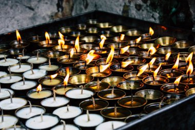 Katmandu Nepal 23 Ağustos 2018 mum akşam Kathmandu Swayambhunath alanında maymun Tapınağı'nda görünüm