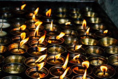 Katmandu Nepal 23 Ağustos 2018 mum akşam Kathmandu Swayambhunath alanında maymun Tapınağı'nda görünüm