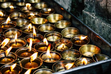 Katmandu Nepal 23 Ağustos 2018 mum akşam Kathmandu Swayambhunath alanında maymun Tapınağı'nda görünüm