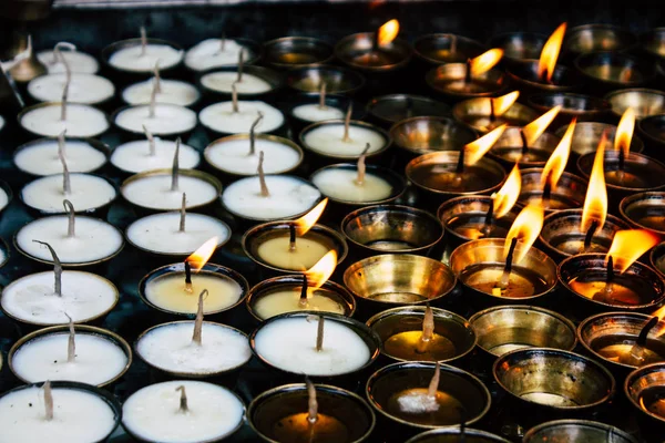 Katmandu Nepal 23 Ağustos 2018 mum akşam Kathmandu Swayambhunath alanında maymun Tapınağı'nda görünüm