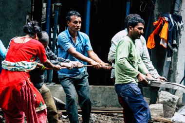 Katmandu Nepal 24 Ağustos 2018 bilinmeyenli Nepalce işçi sabah Katmandu Durbar sokakta yeni bir ev inşa görünümünü