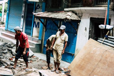 Katmandu Nepal 24 Ağustos 2018 bilinmeyenli Nepalce işçi sabah Katmandu Durbar sokakta yeni bir ev inşa görünümünü