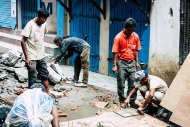 Katmandu Nepal 24 Ağustos 2018 bilinmeyenli Nepalce işçi sabah Katmandu Durbar sokakta yeni bir ev inşa görünümünü