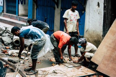 Katmandu Nepal 24 Ağustos 2018 bilinmeyenli Nepalce işçi sabah Katmandu Durbar sokakta yeni bir ev inşa görünümünü