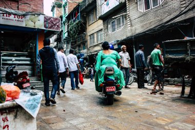 Katmandu Nepal 24 Ağustos 2018 bilinmeyenli Nepalce işçi sabah Katmandu Durbar sokakta yeni bir ev inşa görünümünü