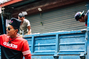Katmandu Nepal 24 Ağustos 2018 bilinmeyenli Nepalce işçi sabah Katmandu Durbar sokakta yeni bir ev inşa görünümünü