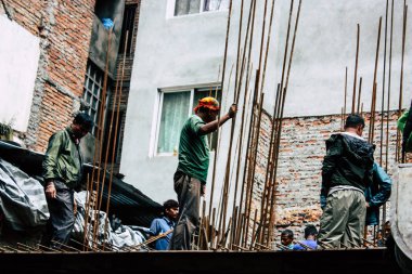 Katmandu Nepal 24 Ağustos 2018 bilinmeyenli Nepalce işçi sabah Katmandu Durbar sokakta yeni bir ev inşa görünümünü