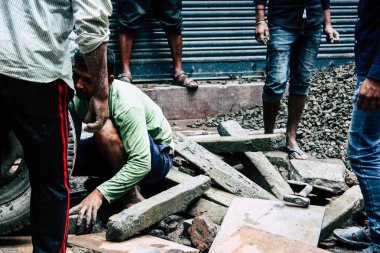 Katmandu Nepal 24 Ağustos 2018 bilinmeyenli Nepalce işçi sabah Katmandu Durbar sokakta yeni bir ev inşa görünümünü
