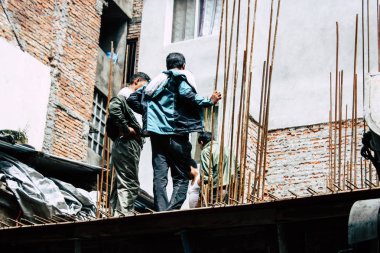 Katmandu Nepal 24 Ağustos 2018 bilinmeyenli Nepalce işçi sabah Katmandu Durbar sokakta yeni bir ev inşa görünümünü