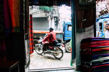 Katmandu Nepal 24 Ağustos 2018 Durbar sokakta Naghal District Kathmandu sabah yürüyüş bilinmeyenli insan görünümü