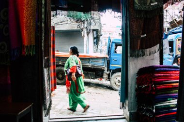 Katmandu Nepal 24 Ağustos 2018 Durbar sokakta Naghal District Kathmandu sabah yürüyüş bilinmeyenli insan görünümü